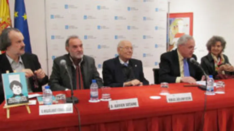 Fernán Vello, Seoane, el presidente del Consejo de Estado, Romay Beccaría, el delegado de la Xunta, José Ramón Ónega, y Mayoral, en la mesa del acto 