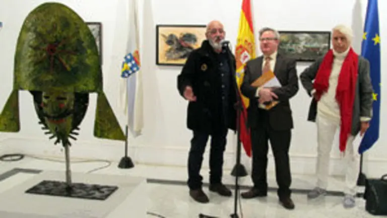 Rivada, Jiménez y Nieto, en la presentación de la exposición, con la escultura Cigarrón en primer término