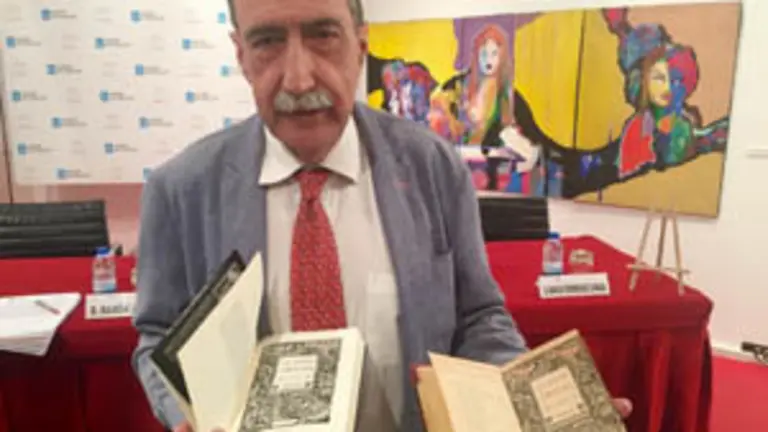 4. Vicente Araguas con la edición de 1930 y la actual