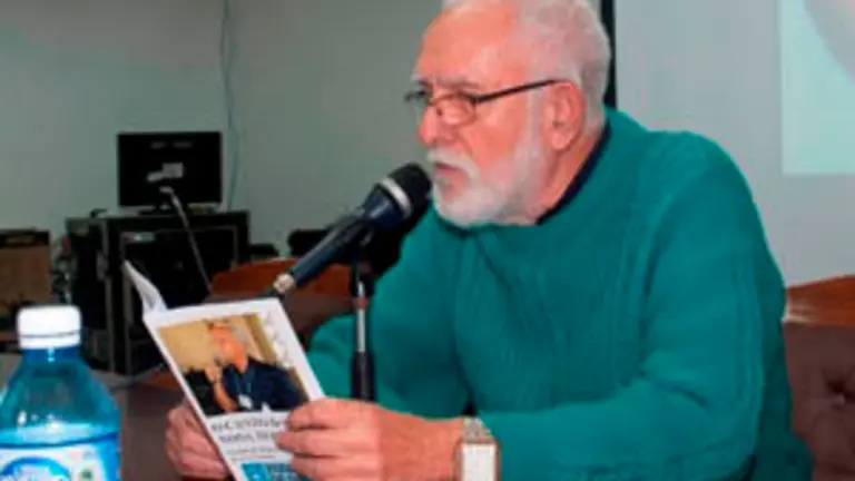 Manuel Álvarez Fuentes diciendo el poema Galegos son