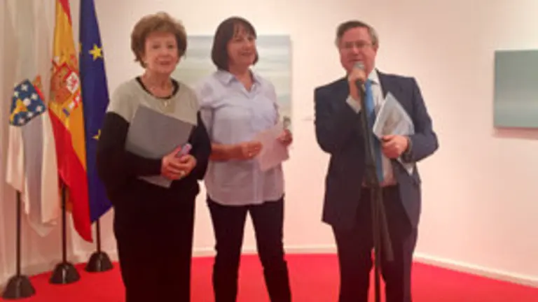 3. De izquierda a derecha, la presidenta de la Asociación Española de Pintores y Escultores Rosa de la Hidalga, la artista Dolores Guerrero, y el coordinador de Actos, Ramón Jiménez 