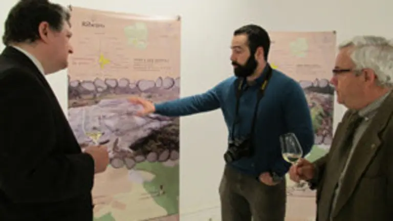 Alejandro Paadín, detalla una de las estructuras presentadas