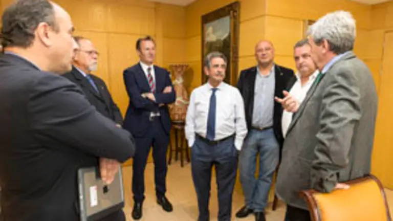 El Presidente de Cantabria, Miguel Ángel Revilla. Despacho del consejero. El consejero de Presidencia y Justicia, Rafael de la Sierra, recibe a representantes de la Casa de Cantabria en Barcelona. 10 ABRIL 2017 © Miguel De la Parra