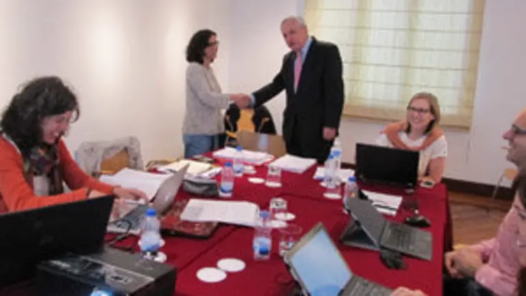 El delegado de la Xunta, José Ramón Ónega, saludando a los miembros del equipo del Proyecto EMPATTICS