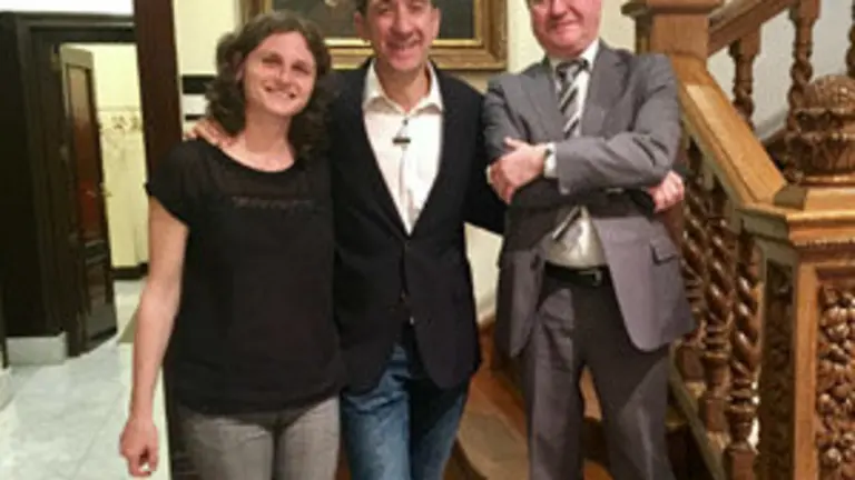 1. De izquierda a derecha, Rocío de Elías, ayudante de Boyano; el ilusionista Luis Boyano y el coordinador de Actividades de la Casa, Ramón Jiménez