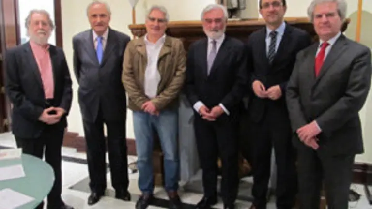 Posado de Paco López-Barxas, José Ramón Ónega, Xosé A. Perozo, Darío Villanueva, Anxo Lorenzo y César Antonio Molina