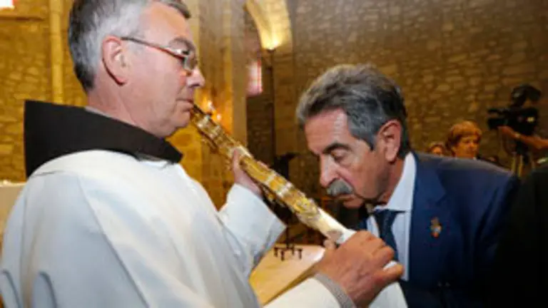 EL PRESIDENTE DE CANTABRIA, MIGUEL ANGEL REVILLA, BESA EL LIGNUM CRUCIS.
23 ABRI 17