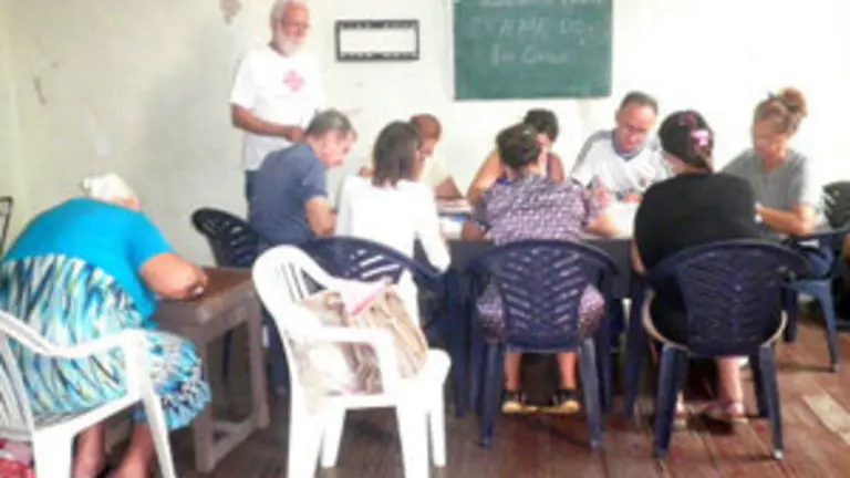 Cuba.Cursos Lengua-Alumnos examinándose