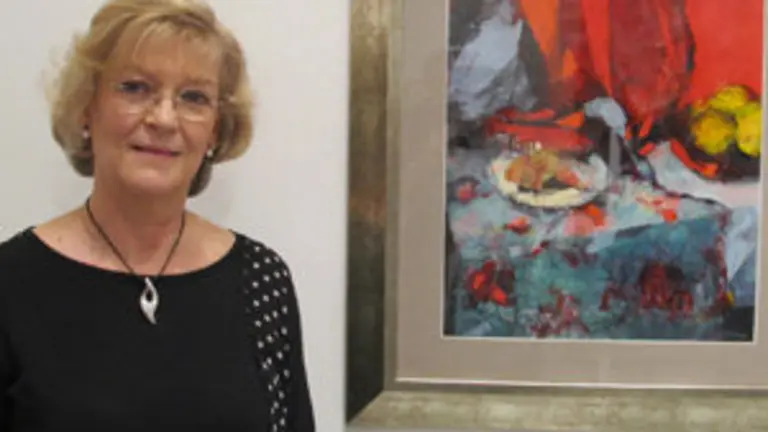 Victoria Gándara ante una de sus obras