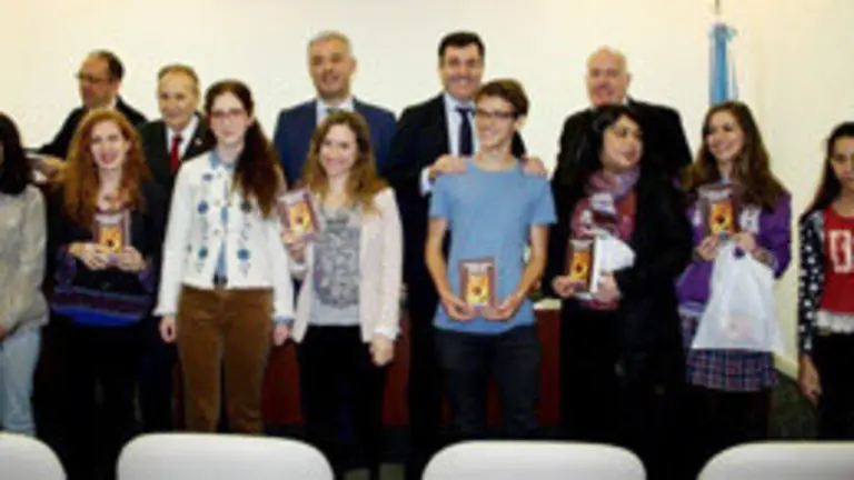 Foto grupal de autoridades junto a los jóvenes premiados