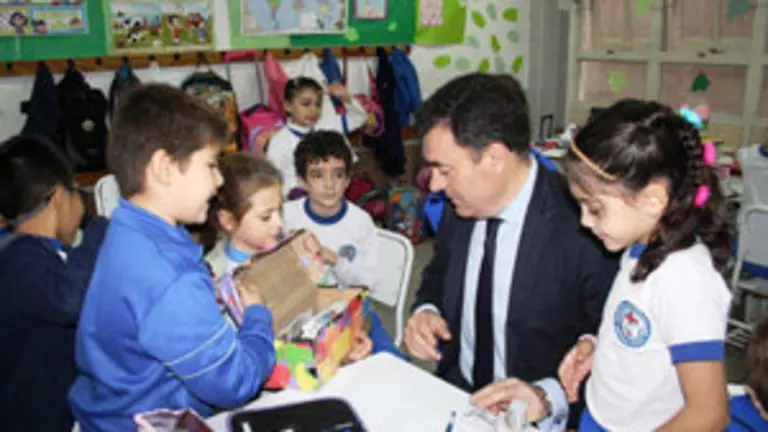 Conselleiro con alumnos del colegio 2 - copia