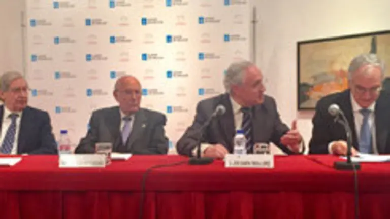 2. En la mesa de izquierda a derecha, el ponente G. Rodríguez Mourullo; el presidente del Consejo de Estado J. Manuel Romay; el delegado de la Xunta en Madrid J. Ramón Ónega y el presidente de IURISGAMA Carlos Lema