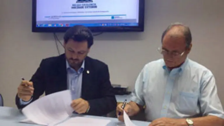 Miranda. Brasil. Firmando convenio en materia socioasistencial coa Sociedade &lsquo;Rosalía de Castro&rsquo; de Santos