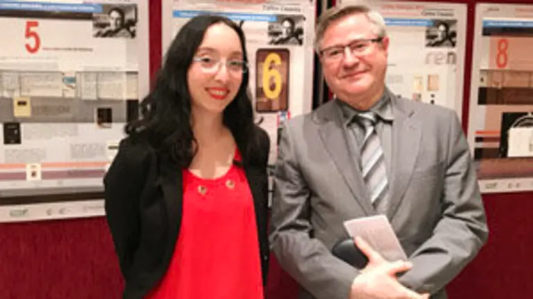 1. Melodi Parga, documentalista del audiovisual y Ramón Jiménez, coordinador de Actividades de la Casa posan ante los paneles informativos sobre Casares que se exponen estas semanas 