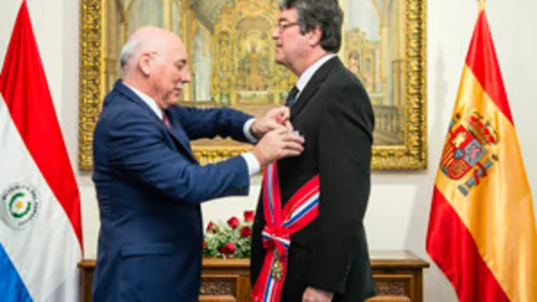 Paraguay-Condecoracion embajador