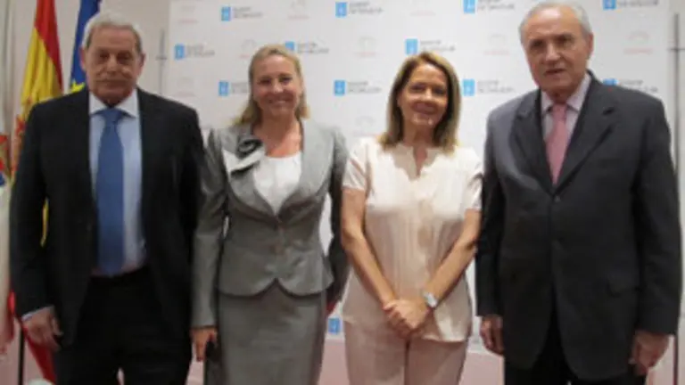 A-Los escritores Alfonso Palomares, Almudena Arteaga y Viruca Yebra y el delegado de la Xunta en Madrid, José Ramón Ónega.JPG