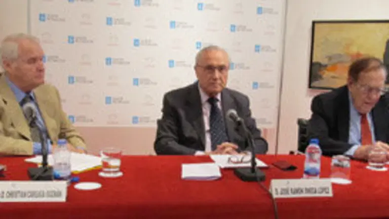 El el autor del libro, Christian Careaga, el delegado de la Xunta en Madrid, José Ramón Ónega, y el economista Ramón Tamames.J