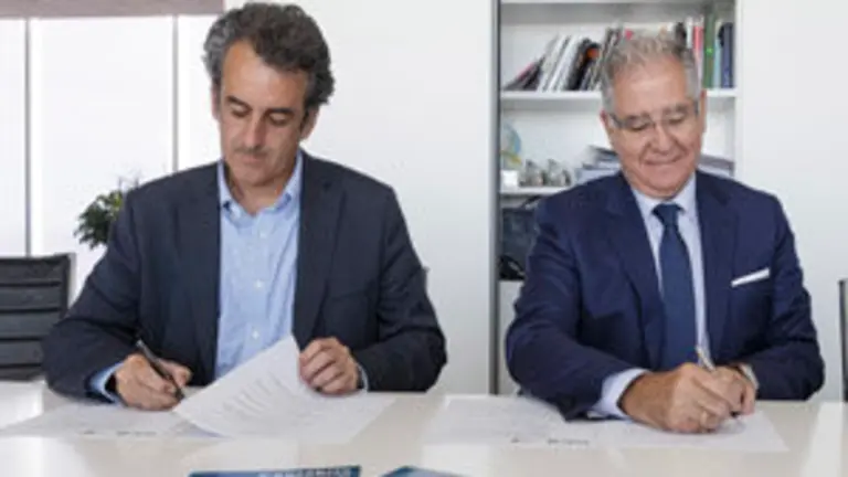 11:30 Despacho del consejero. El consejero de Innovación, Industria, Turismo y Comercio, Francisco Martín,  firma un convenio de colaboración sobre promoción turística con el representante de El Corte Inglés en Portugal. 19 de mayo de 2017 © Raúl Lucio