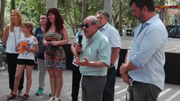 R-17 entrega premio literario