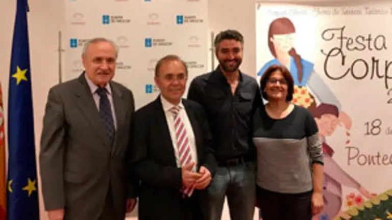 1. De izquierda a derecha, el delegado de la Xunta en Madrid José Ramón Ónega, el alcalde de Ponteareas  Xosé Represas, el actor Roi Groba y la concejala de Cultura Hortensia Bautista 