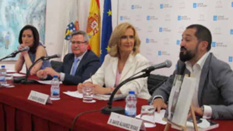 La autora Aida Soilán, el coordinador de Actividades Culturales de la Casa, Ramón Jiménez, la escritora y periodista Nieves Herrero y el profesor David Álvarez, en la mesa. 