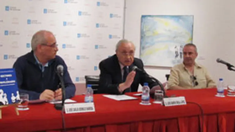 El autor del libro, José Carlos Bermejo, el delegado de la Xunta y director de la Casa de Galicia, José Ramón Ónega, y el editor Jesús Espino, en la mesa..JPG