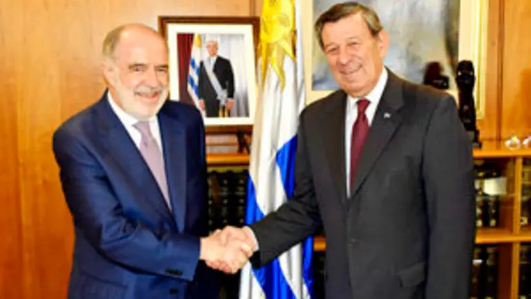 Embajador en Uruguay presenta cartas