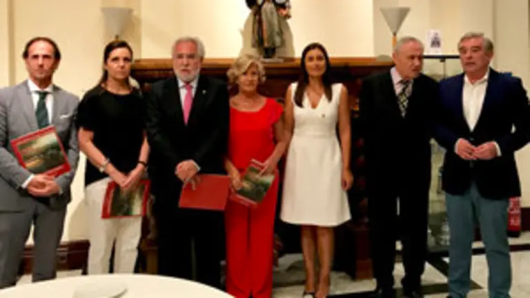 1. De izq. a dcha. los diputados Tomás Fole y Pilar Rojo, el pte. del Parlamento Miguel Santalices, la pintora Marisa Redondo, la diputada Marta Rgez. el del. de la Xunta en Madrid J.R. Ónega, el senador Barre 