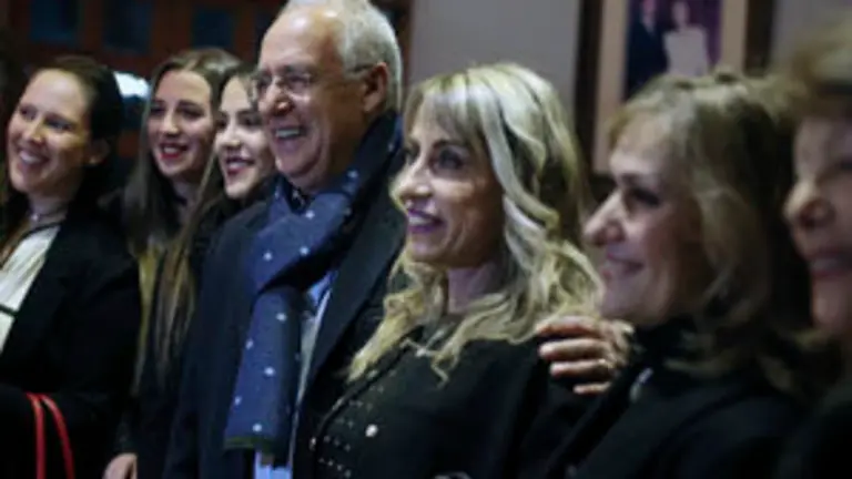 CH13. SANTIAGO (CHILE), 18/07/2017.- El presidente de la regiÛn espaÒola de La Rioja, JosÈ Ignacio Ceniceros (c), participa en un encuentro con los riojanos que residen en Chile hoy, martes 18 de julio de 2017, en Santiago de Chile (Chile). Cisneros confirmÛ su participaciÛn en las II Jornadas Futuro en EspaÒol, organizadas por el grupo Vocento y la embajada de EspaÒa en este paÌs. "Venimos para estar presentes en dichas jornadas", seÒalÛ Ceniceros a Efe, mientras era saludado por decenas de riojanos que llegaron hasta el Estadio EspaÒol de la capital chilena. EFE/Mario Ruiz