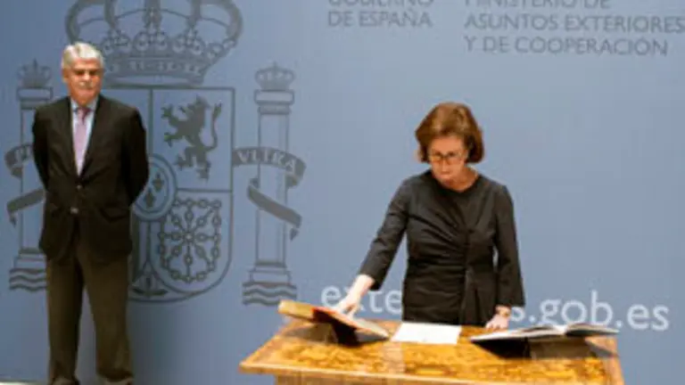 Toma posesion Larrotcha