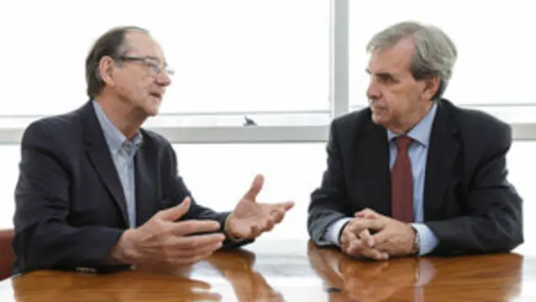 12:00 Despacho del consejero. El consejero de Presidencia y Justicia, Rafael de la Sierra, recibe al presidente de la Casa de Cantabria en Navarra, José Gómez Zubieta. 10 de agosto de 2017 © Raúl Lucio