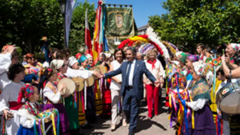 13:00 Parque municipal Conde San Diego, Cabezón de la Sal. El presidente de Cantabria, Miguel Ángel Revilla, y la vicepresidenta y consejera de Universidades e Investigación, Medio Ambiente y Política Social, Eva Díaz Tezanos, acompañados de los consejeros, asisten a la celebración del ‘Día de Cantabria’. 13 de agosto de 2017 © Raúl Lucio
