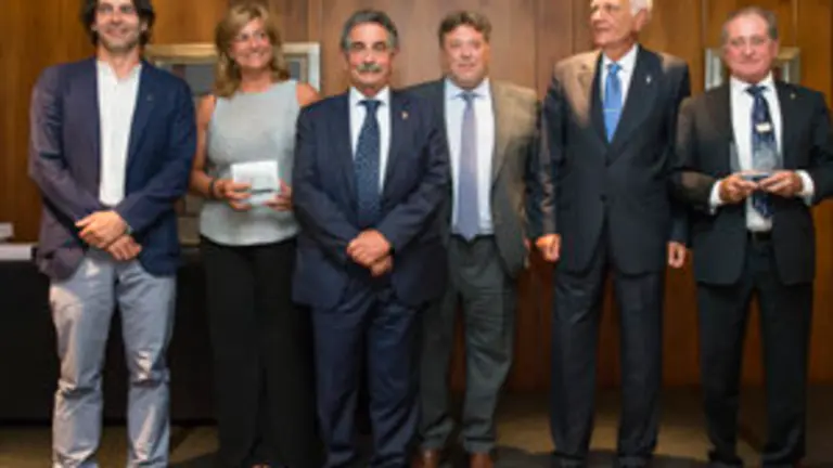 21:15 Hotel Santemar, Santander. El presidente de Cantabria, Miguel Ángel Revilla, junto con el consejero de Presidencia y Justicia, Rafael de la Sierra, asiste a la gala de entrega de los premios Emboques de Oro de la Casa de Cantabria en Madrid y recibe uno de estos galardones por su trayectoria en beneficio de la Comunidad Autónoma. 17 de agosto de 2017 © Raúl Lucio