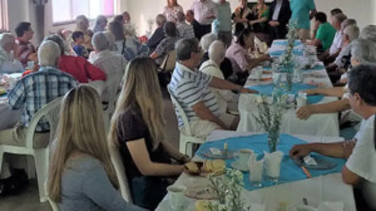 Caballeros de Santiago. Confraternización con los ancianos gallegos 1