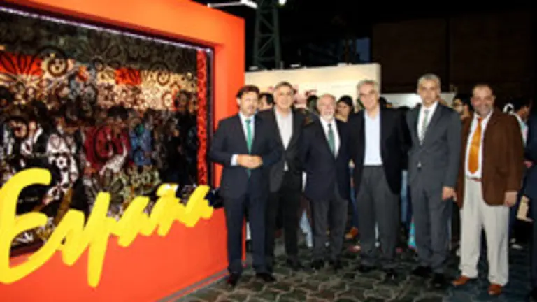 Stand de España con el Embajador y SXE