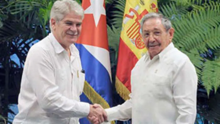 HAB801. LA HABANA (CUBA), 06/07/2017.- Fotografía cedida por el Granma, el órgano oficial del Partido Comunista, donde se ve al presidente de Cuba Raúl Castro (d) saludando al ministro de Asuntos Exteriores y de Cooperación de España Alfonso María Dastis Quecedo hoy, miércoles 6 de agosto de 2017, durante una reunión en La Habana (Cuba). Alfonso Dastis, cerró hoy su primera visita oficial a Cuba con el logro de haber concretado para principios de 2018 una esperada visita al máximo nivel a la isla, previsiblemente en enero y de los reyes Felipe VI y Letizia. EFE/Estudios Revolución / SOLO USO EDITORIAL/NO VENTAS MEJOR CALIDAD DISPONIBLE