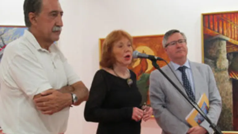 Intervención de Jane Danko en la inauguración de la exposición, entre el escritor y crítico Vicente Araguas y el coordinador de Actividades Culturales Ramón Jiménez