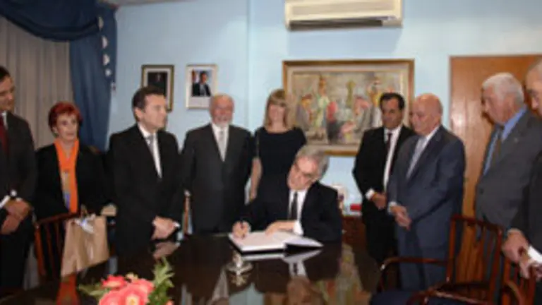 Centro Galicia-Embajador firma Libro de la Institución