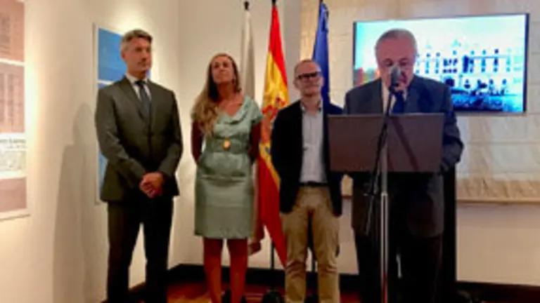 1. Acto oficial de inauguración, de izquierda a derecha, José Antonio Cacabelos alcalde de O Grove, Lucila V. Gulías nieta del arquitecto, Jesús Vázquez alcalde de Ourense y José R. Ónega delegado de la Xunta  