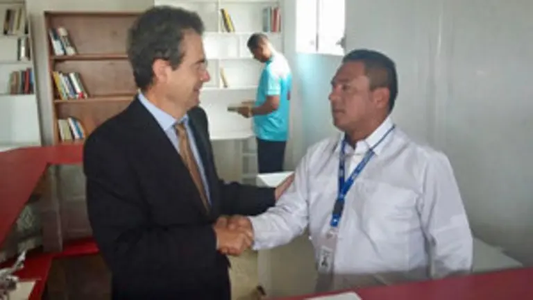 Panama-Embajador dona libros