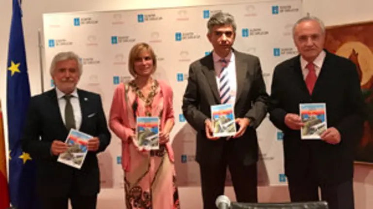 1. De zquierda a derecha, Rosendo Fern&aacute;ndez de INORDE, Nava Castro directora de Turismo, Javier D&iacute;az trisac de RENFE y el delegado de la Xunta y Director de la Casa de galcia Jos&eacute; ram&oacute;n &Oacute;nega