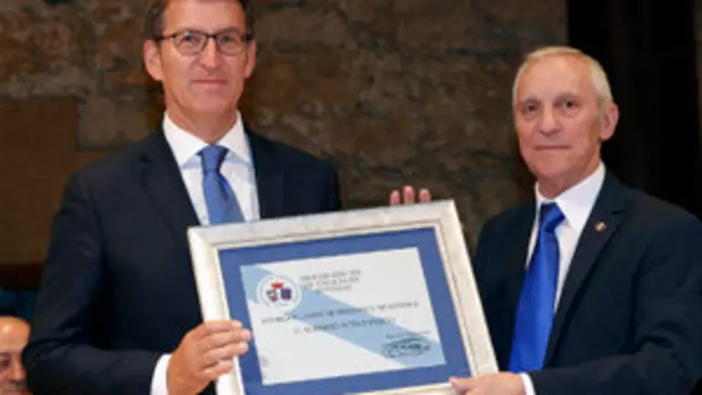 GRA211. OVIEDO, 17/09/2017.-El presidente de la Xunta de Galicia, Alberto N˙Òez FeijÛo, (i), recibio de manos del presidente de la AsociaciÛn DÌa de Galicia en Asturias, Manuel Fern·ndez un diploma y la insignia de oro y brillantes. EFE/Alberto Morante