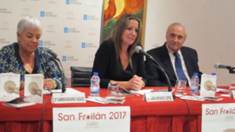 La concejala de Cultura y Turismo de Lugo, Carmen Basadre, la alcaldesa de Lugo, Lara Méndez, interviniendo enla presentación, y el delegado de la Xunta, José Ramón Ónega