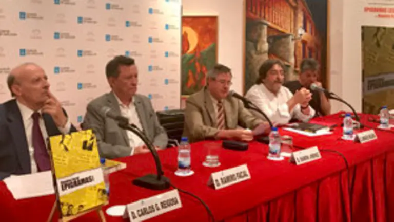 2. En la mesa, de izquierda a derecha Carlos Reigosa, Ramiro Facal, Ramón Jiménes, Manuel Molares y Antonio Huerga