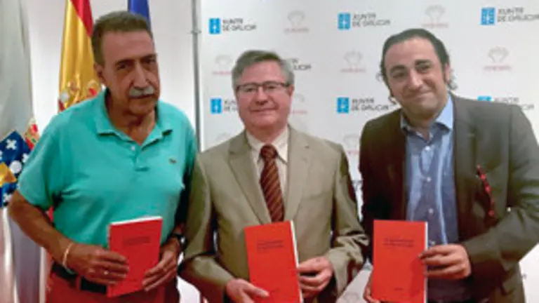 1. Vicente Araguas, Ramón Jiménez y Luis Luna con el libro que se presentó esta tarde en la Casa de Galicia 