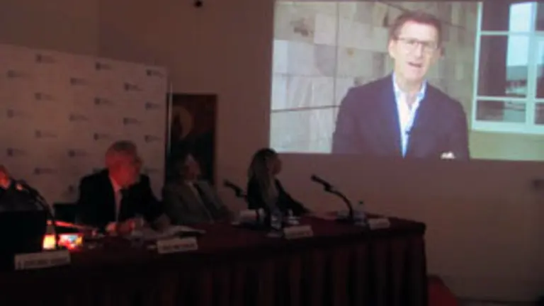 Un momento de la proyección del mensaje del presidente Núñez Feijóo