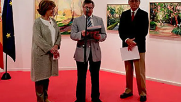 3. En la inauguración, la pintora Carmen Iglesias, el coordinador de Actividades de la Casa Ramón Jiménez y el director de Comunicación del Banco de Alimentos Jaime Pereira