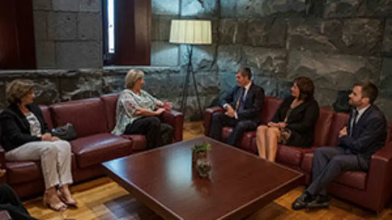 El Presidente D. Fernando Clavijo Batlle recibe en Presidencia de Tenerife a la Ministra de  educaciÛn y cultura de Uruguay acompaÒado de la Consejera de EducaciÛn Soledad Monzon y el Consejero de Turismo Isaac Castellano a 10 de Octubre 2017. (Foto: Manuel LÈrida/Presidencia GobCan)


Esta fotografÌa oficial del Gobierno de Canarias es solamente para uso editorial por medios de comunicaciÛn. La fotografÌa no puede ser manipulada de ninguna manera y no se puede utilizar en materiales comerciales y/o polÌticos, publicidad, correos electrÛnicos, productos, promociones que de alguna manera pueda sugerir la aprobaciÛn o respaldo del Presidente, o el Gobierno de Canarias.