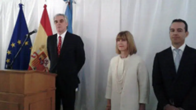Arg.Discurso Embajador junto a su esposa Megan Adams y el Consejero David Carriedo