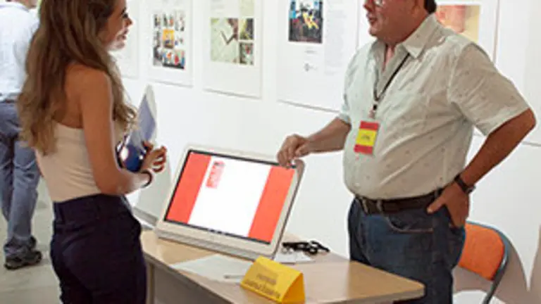 Consejero Fco Narbona informando a una joven española en Nicaragua